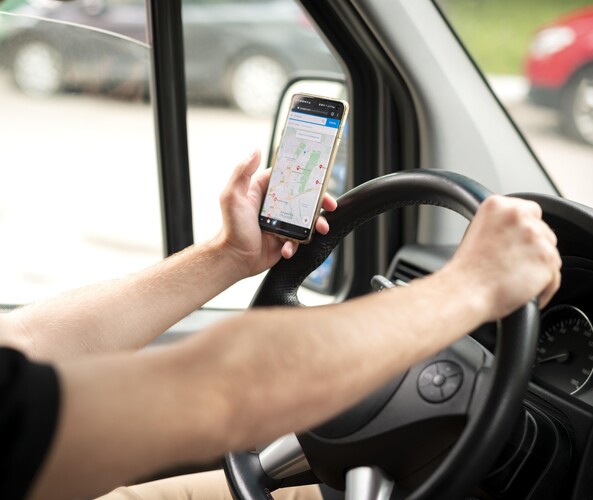 Distracciones al volante: conducir con el móvil en la mano.