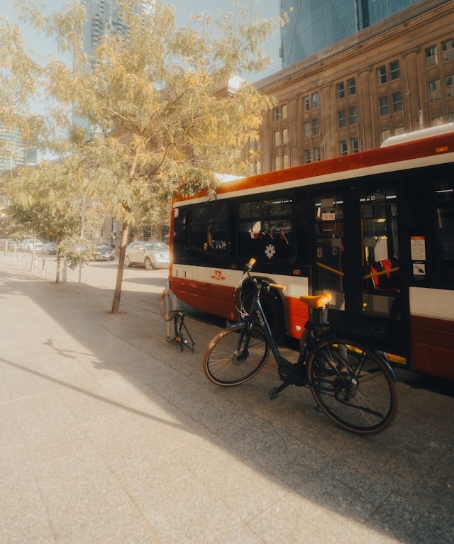 Ley de movilidad sostenible: autobús y bicicleta como transporte.