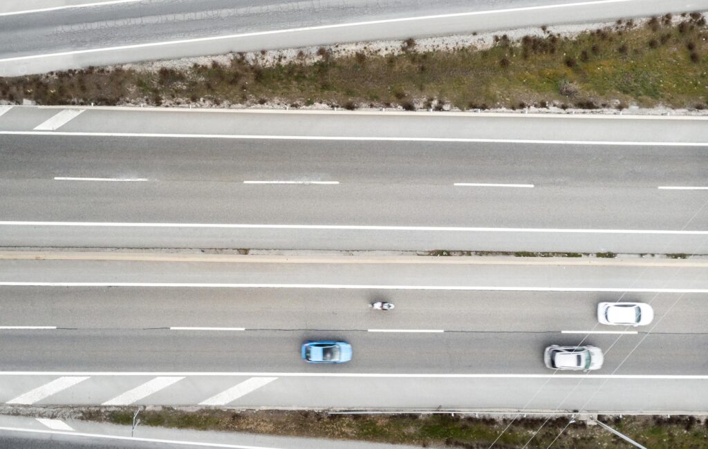 Distancia de seguirdad entre dos coches, con la nueva señal de la DGT.
